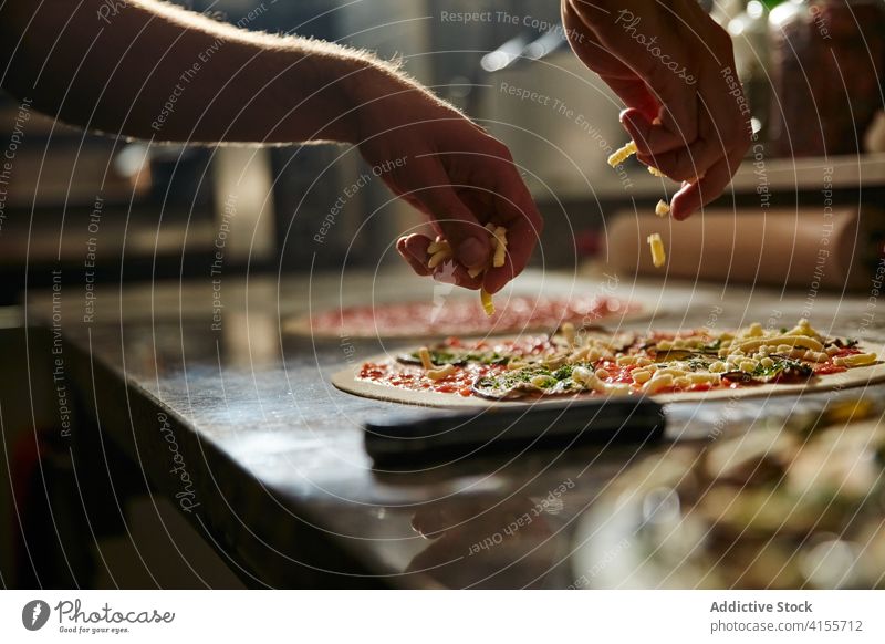 Zubereitung von vegetarischer Pizza in der Restaurantküche vorbereiten Prozess Koch Küche Teigwaren Gemüse Lebensmittel Bestandteil Italienisch Tradition rollen