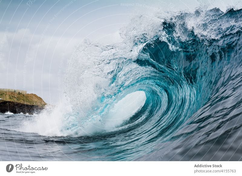 Stürmisches türkisfarbenes Meer mit Wellen winken Kraft MEER Wasser Natur Landschaft blau Meereslandschaft Küste Brandung tropisch Kamm Sommer platschen weiß