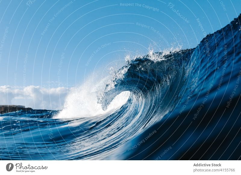 Stürmisches blaues Meer mit Wellen winken Kraft MEER Wasser Natur Landschaft Meereslandschaft Küste Brandung tropisch Kamm Sommer platschen weiß schäumen