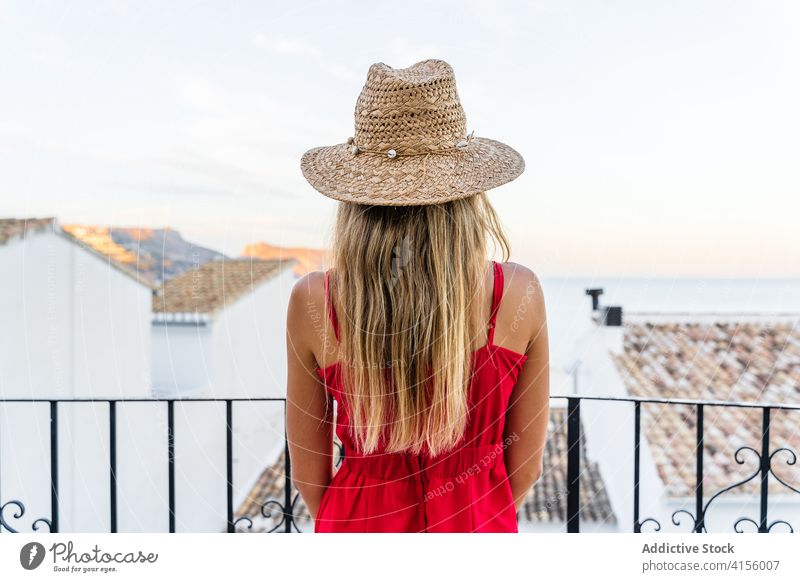 Reisende Frau mit Sonnenhut genießt den Sommer genießen feiern Urlaub Tourist Strohhut Terrasse sorgenfrei Freiheit reisen Stadtbild Ausflug stehen Wochenende