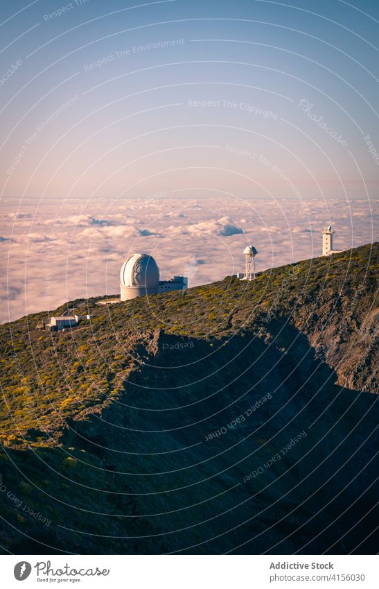 Beeindruckende Kulisse des Observatoriums auf dem Hügel Gebäude Landschaft spektakulär Cloud Himmel Natur Sonnenuntergang Astronomie atemberaubend malerisch