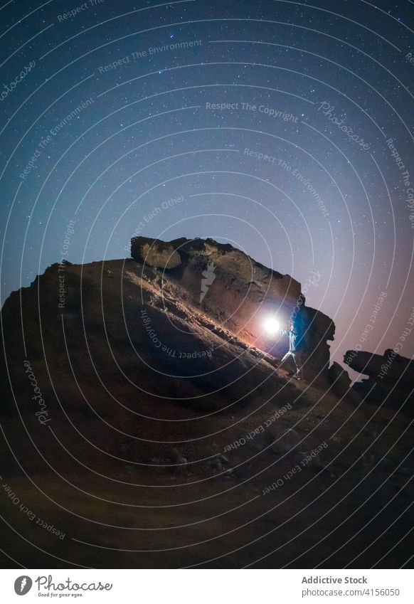 Unbekannter Reisender auf Stein mit Fackel reisen sternenklar Himmel Nacht leuchten Licht Stern Berge u. Gebirge Tourist Landschaft leer Natur Urlaub malerisch