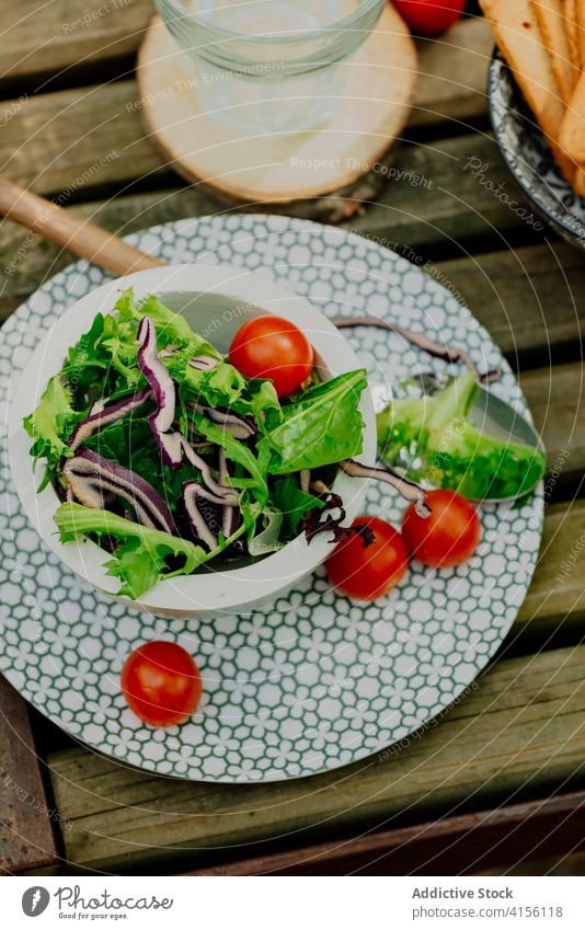Schüssel mit frischem Salat auf dem Tisch Gemüse Salatbeilage Picknick Wald Wälder Schalen & Schüsseln Ernährung Vitamin valle del jerte Cacere Spanien hölzern