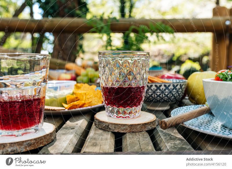 Süßer Saft in Gläsern auf dem Tisch Glas Picknick Getränk dienen süß lecker Frucht Wald Natur valle del jerte Cacere Spanien hölzern verschiedene Lebensmittel