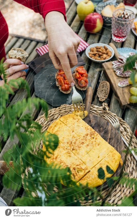Crop-Frau isst leckeren Kuchen Picknick Tisch Pasteten Spielfigur Gabel geschmackvoll selbstgemacht Natur valle del jerte Cacere Spanien Speise Gebäck frisch