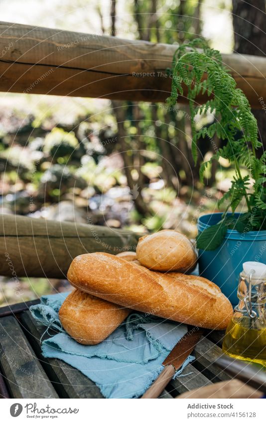 Frisches Brot auf dem Tisch im Wald Picknick Brotlaib gebacken Wälder lecker frisch Natur valle del jerte Cacere Spanien Lebensmittel hölzern geschmackvoll