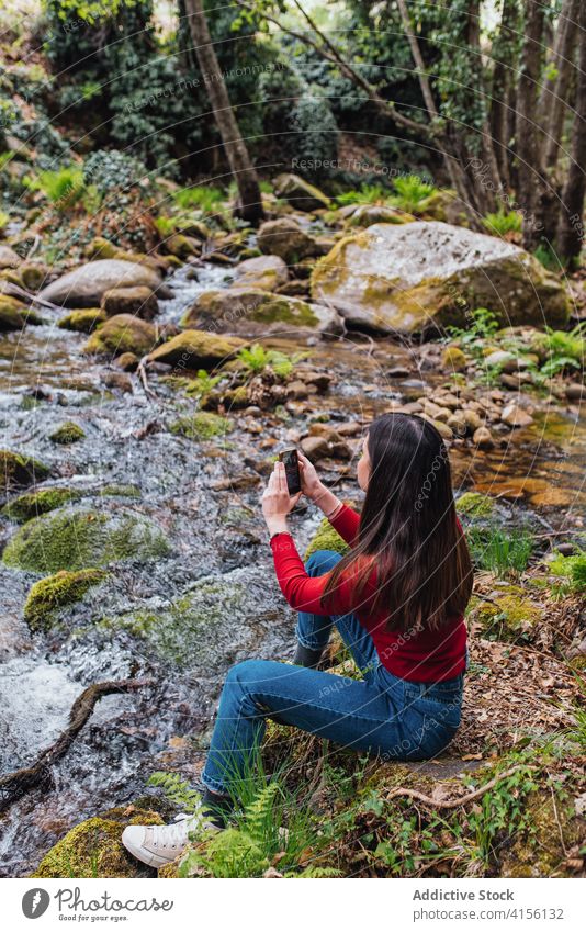 Reisende Frau, die ein Foto auf dem Smartphone im Wald macht fotografieren Reisender genießen Fluss Wälder Gedächtnis Natur valle del jerte Cacere Spanien