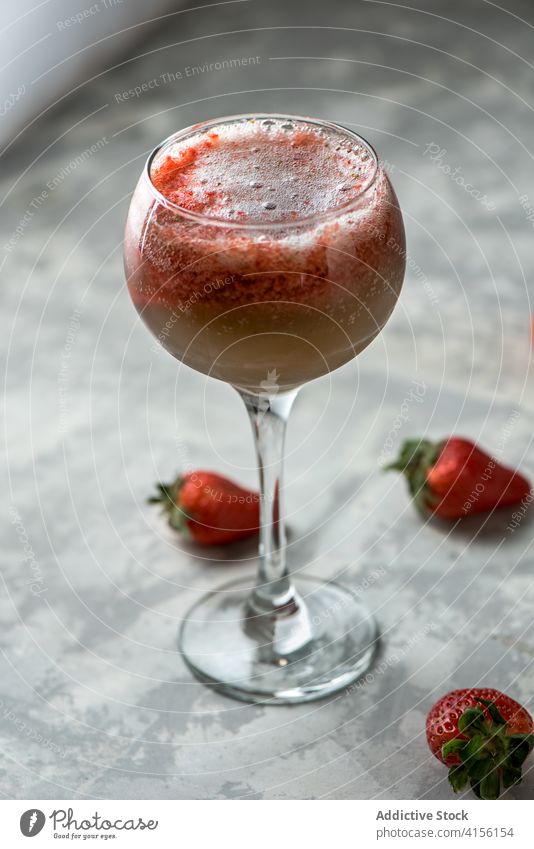 Frischer Cocktail im Glas auf dem Tisch Erdbeeren rot Alkohol trinken Getränk Schnaps süß Atelier liquide aktualisieren kalt reif lecker geschmackvoll