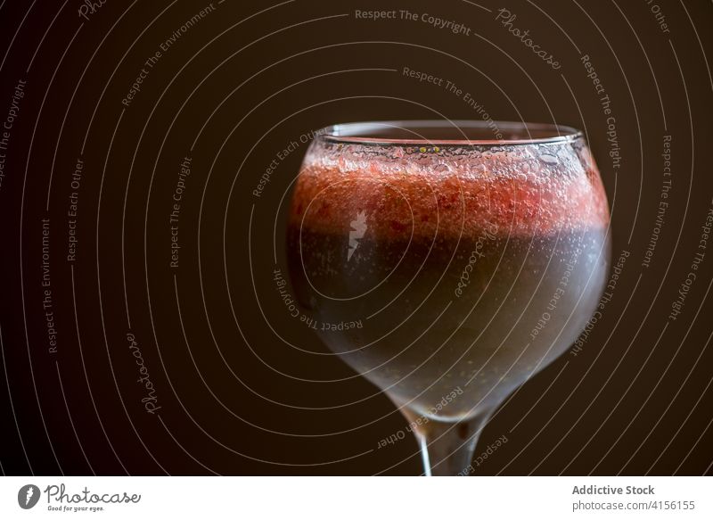 Frischer Cocktail im Glas auf dem Tisch rot Alkohol trinken Getränk Schnaps süß Atelier liquide aktualisieren kalt reif lecker geschmackvoll Erfrischung Sommer