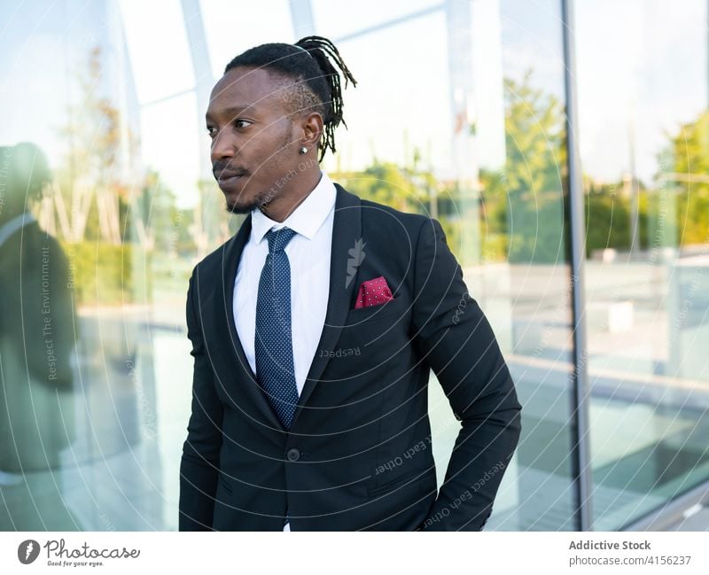 Stilvoller schwarzer Geschäftsmann in der Stadt elegant Anzug Großstadt Zentrum Glas Gebäude gut gekleidet selbstbewusst männlich ethnisch Afroamerikaner