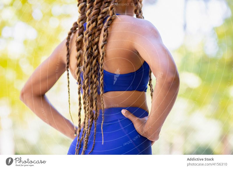 Ethnische Sportlerin in Sportkleidung beim Training im Park Geflecht Frisur schlank passen Form Sommer stark Frau ethnisch Athlet Sportbekleidung Wellness