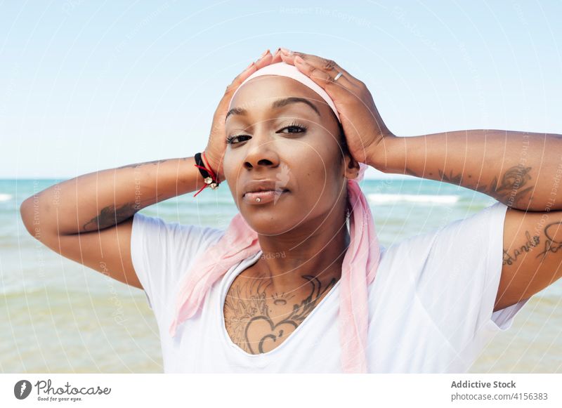 Selbstbewusste schwarze Frau am Meeresufer Krebs Piercing Vorschein außergewöhnlich Porträt MEER Strand Bestimmen Sie charmant Sommer ethnisch Afroamerikaner