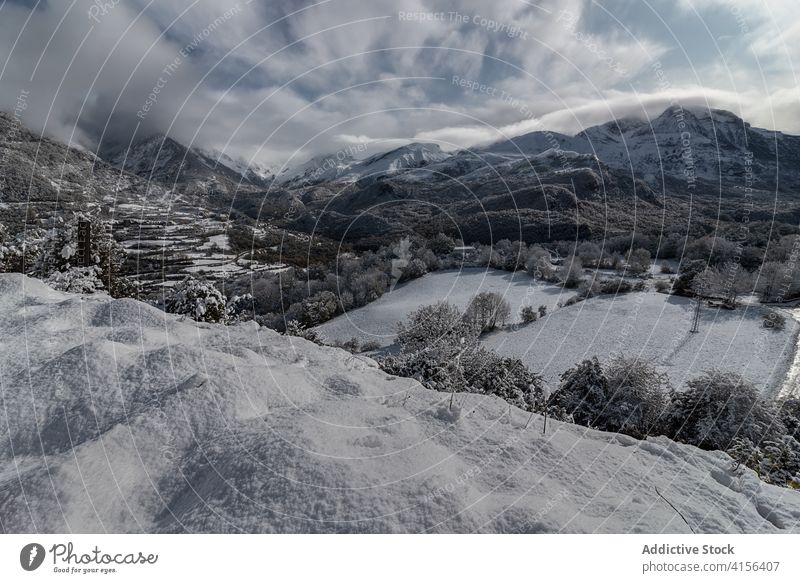 Verschneiter Bergkamm im Winter Berge u. Gebirge Ambitus Schnee wolkig Himmel Nebel dramatisch Hochland Landschaft erstaunlich Pyrenäen Huesca Spanien