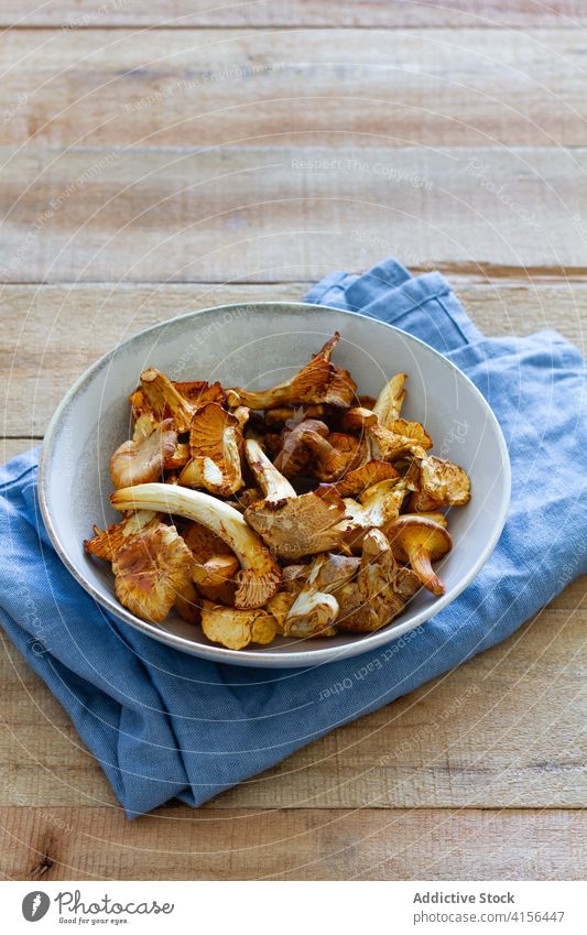 Schale mit Pilzen auf Holztisch Schalen & Schüsseln Lebensmittel frisch natürlich organisch Bestandteil rustikal Mahlzeit Ernährung Küche Vegetarier