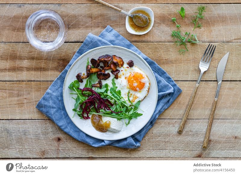 Leckeres Gericht mit Spiegeleiern und Pilzen Ei Salatbeilage gebraten Teller Portion dienen Lebensmittel Speise Küche schmackhaft frisch Mahlzeit lecker