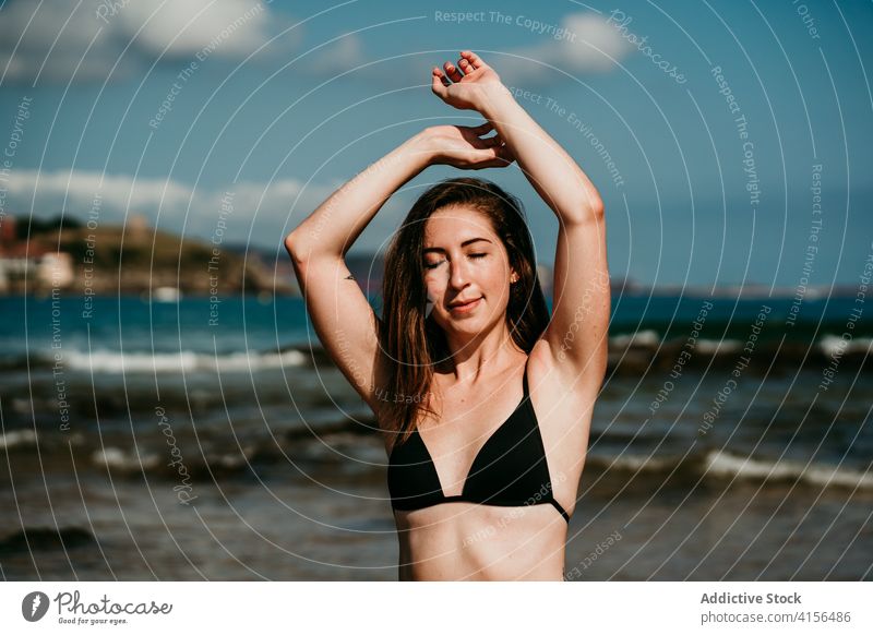 Schlanke Frau macht Yoga am Strand Asana üben schlank ruhig Meeresufer MEER Bikini erstaunlich Meereslandschaft Wellness friedlich Zen Körperhaltung Natur