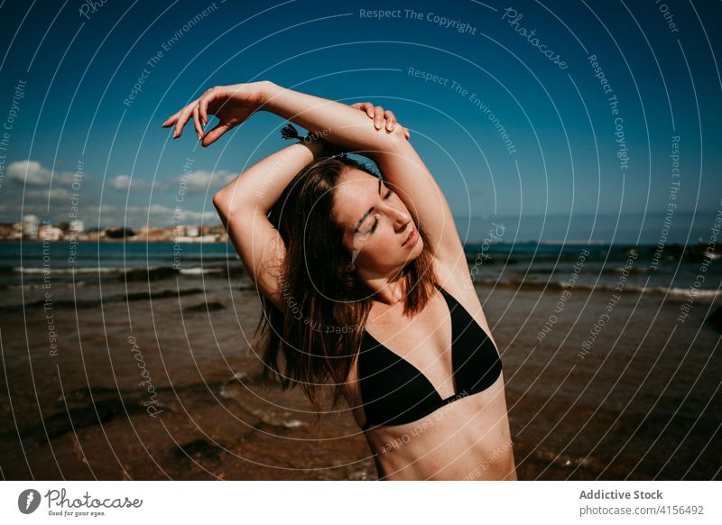 Schlanke Frau macht Yoga am Strand Asana üben schlank ruhig Meeresufer MEER Bikini erstaunlich Meereslandschaft Dehnung Wellness friedlich Zen Körperhaltung