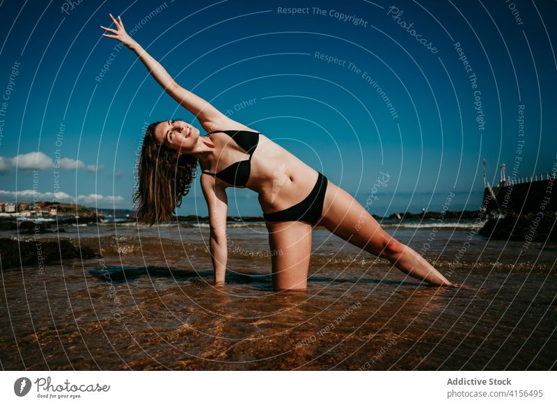 Frau macht Yoga in Side Plank on the Knee Pose seitliche Plank-Pose vasisthasana Gleichgewicht schlank Inhalt MEER Stressabbau fettarm Knie Wasser Gesundheit
