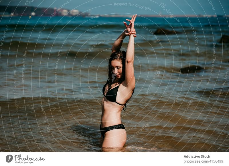 Ruhige Frau im Bikini am Meer MEER genießen Urlaub Sommer sorgenfrei heiter Meeresufer sonnig Wasser übersichtlich Resort Natur ruhen Freiheit Feiertag