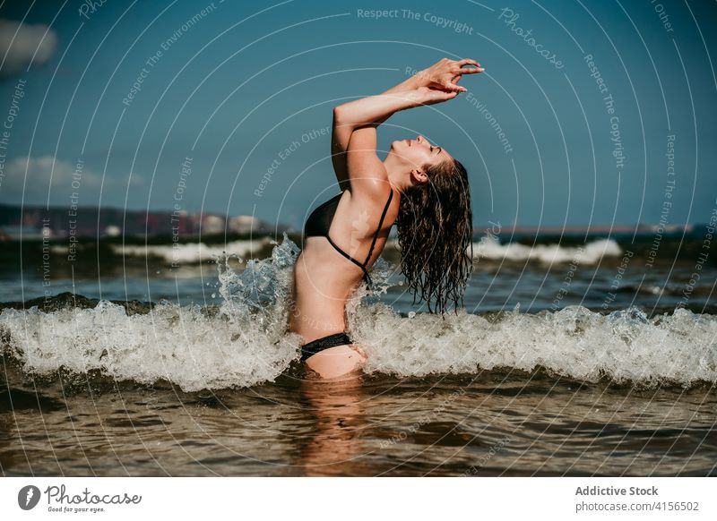 Gelassene Frau beim Yoga im Meer beweglich Adler-Pose üben MEER winken sich[Akk] entspannen ruhig Zen Bikini Gesundheit Harmonie Gleichgewicht Asana friedlich