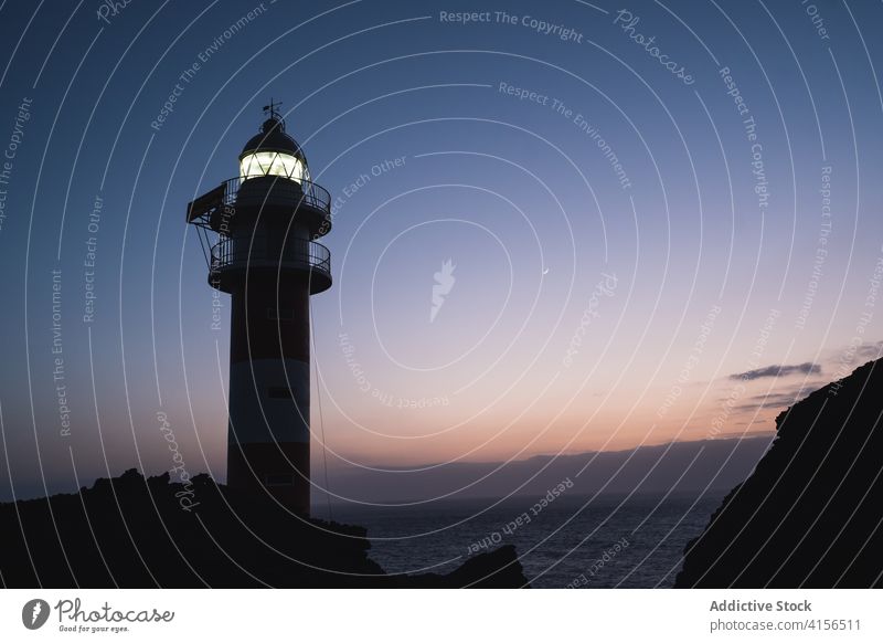 Leuchtturm auf der Klippe am Abend leuchten MEER navigieren Anleitung Licht Leuchtfeuer Sonnenuntergang spektakulär Teneriffa Himmel Kanarische Insel Spanien