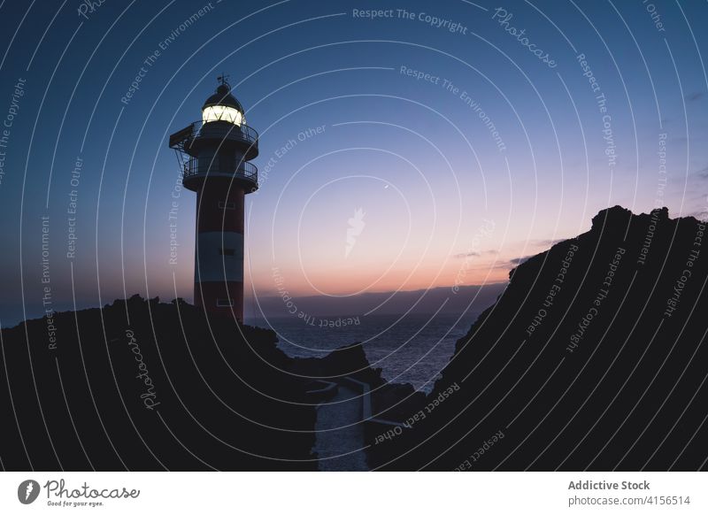 Leuchtturm auf der Klippe am Abend leuchten MEER navigieren Anleitung Licht Leuchtfeuer Sonnenuntergang spektakulär Teneriffa Himmel Kanarische Insel Spanien