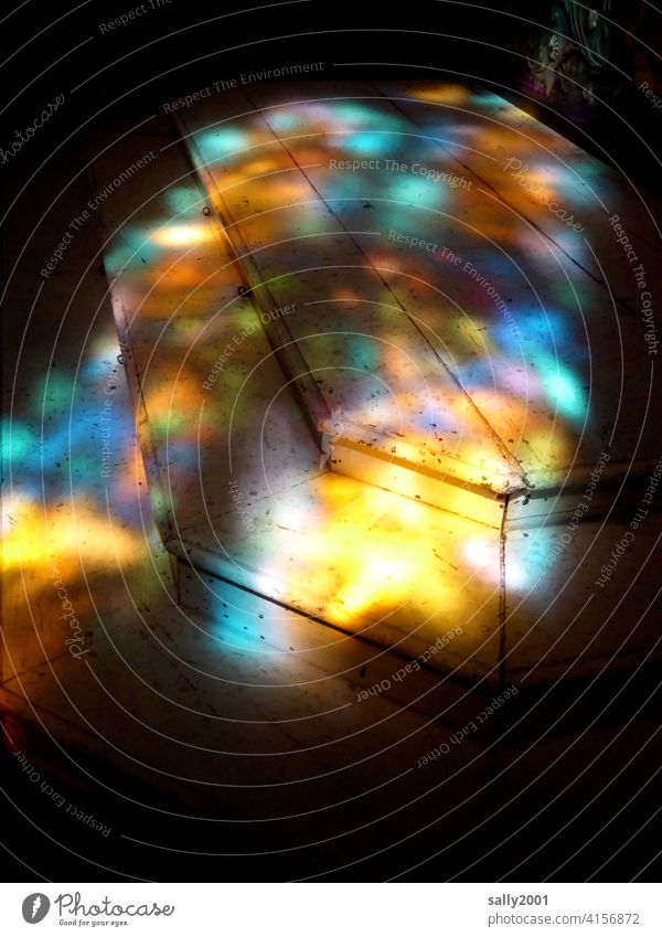 Lightshow auf den Altarstufen Lichtspiel Reflexion & Spiegelung Stufen Kirche bunt leuchtend Kirchenfenster Sonnenlicht Lichterscheinung Religion & Glaube