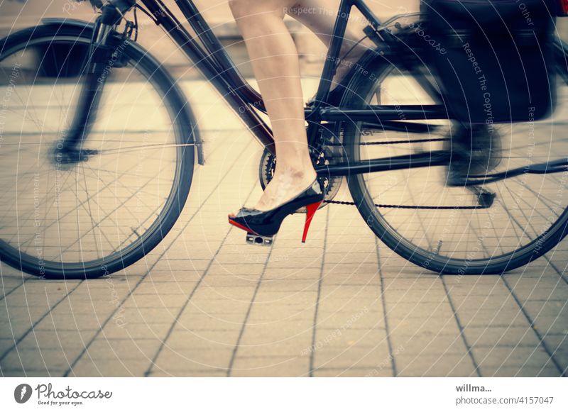 Schatz, ich radel noch mal schnell zum Absatzmarkt ... High Heels Radfahren Stöckelschuhe Fahrrad Frauenbeine Radeln Fahrradfahren Bewegung Radfahrer