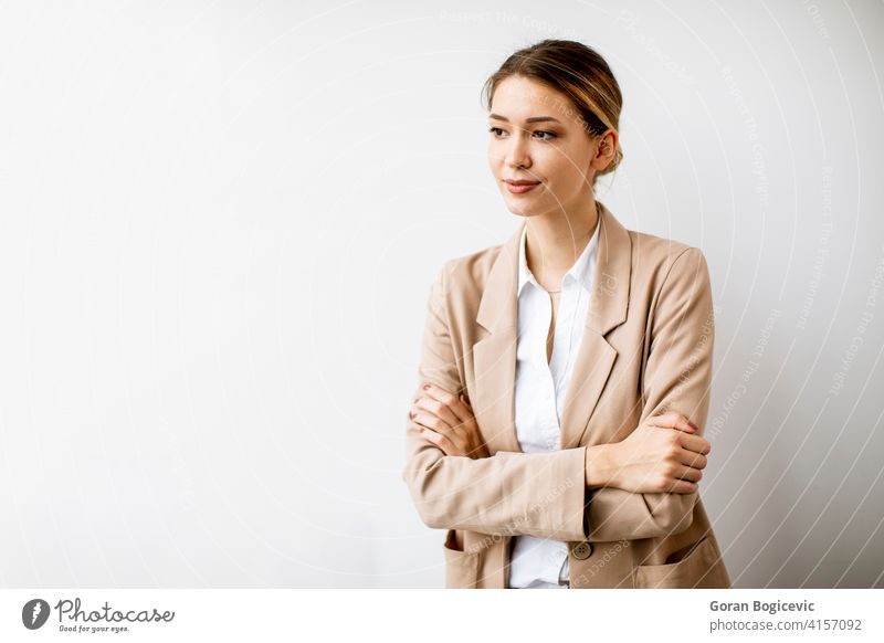 Junge Frau steht an der weißen Wand im modernen Büro Erwachsener attraktiv schön Business Geschäftsfrauen elektronisch Glück im Innenbereich Blick Manager eine