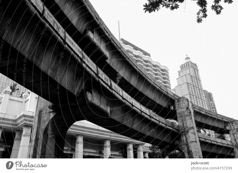 Skytrain (Rot Fai Fah) Verkehrswege Hochhaus Stadtzentrum Bangkok Thailand Architektur Hochbahn Betonpfeiler Bahntrasse Froschperspektive Schwarzweißfoto Asien