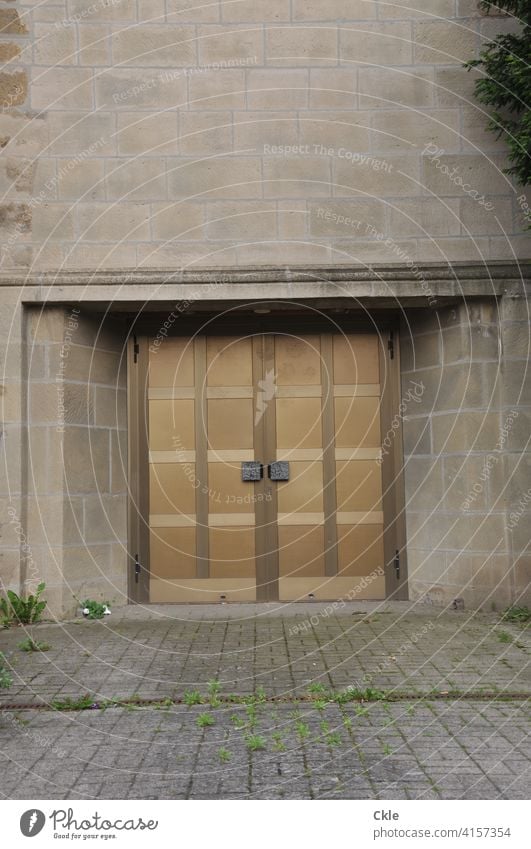 Eingang Portal Türen Entree Fassade Vorplatz Kircheneingang Kapelle geschlossen Unkraut Erwartung Steinfassade Menschenleer Tor Außenaufnahme Eingangstür