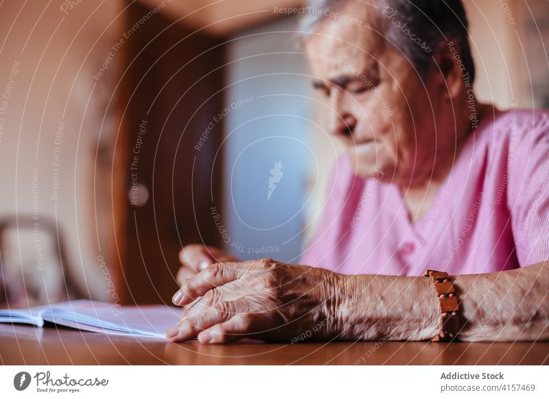 Ältere Frau malt auf einem Notizbuch Alzheimer mental Gesundheit Malerei Ruhestand Großmutter Rentnerin Senior Demenz Haus älter in den Ruhestand getreten