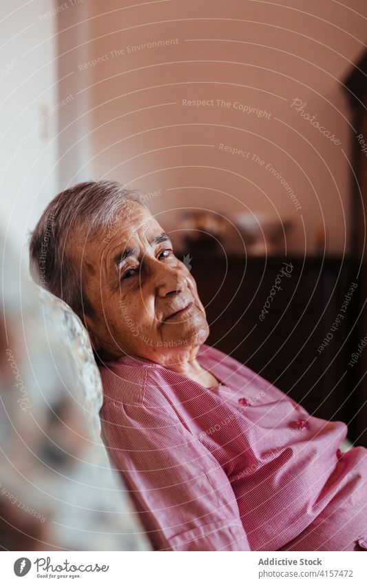 Ältere Frau sitzt allein auf dem Sofa zu Hause alt Einsamkeit im Innenbereich Alzheimer mental Gesundheit eine Person Ruhestand Gedächtnis gealtert