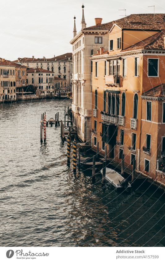 Wasserkanal in einer Stadt mit Wohngebäuden Kanal Großstadt Gebäude Stadtbild Architektur Morgen Fassade alt wohnbedingt Venedig Italien verwittert historisch