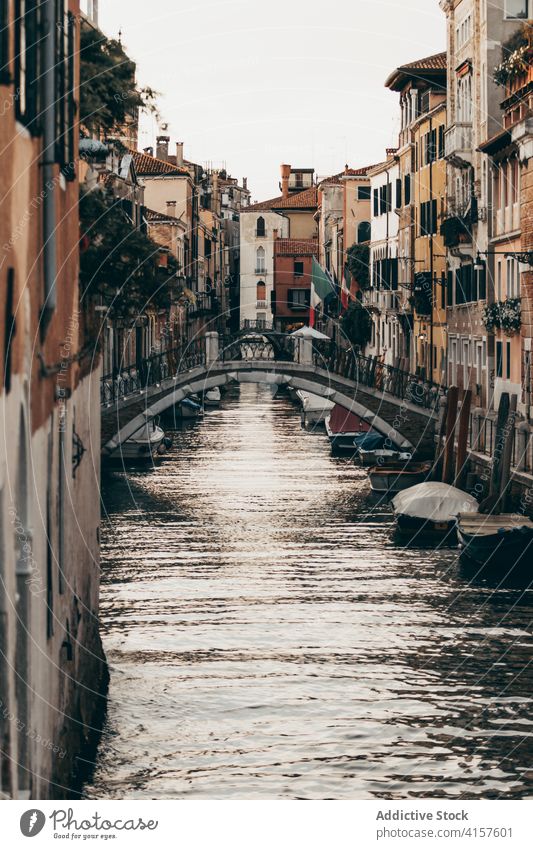 Erstaunliche Kulisse des Wasserkanals in der alten Stadt Kanal Großstadt Gebäude berühmt Örtlichkeit wohnbedingt schäbig historisch Venedig Italien Haus Fluss