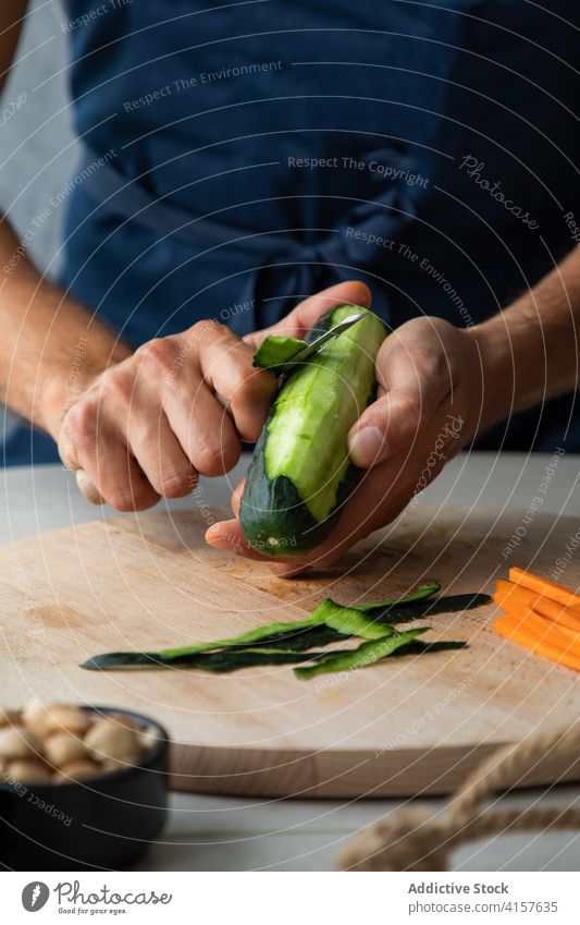 Kochen Sie geschälte Zucchini für ein vegetarisches Gericht sich[Akk] schälen Gemüse Lebensmittel vorbereiten frisch Küche kulinarisch Bestandteil Gesundheit