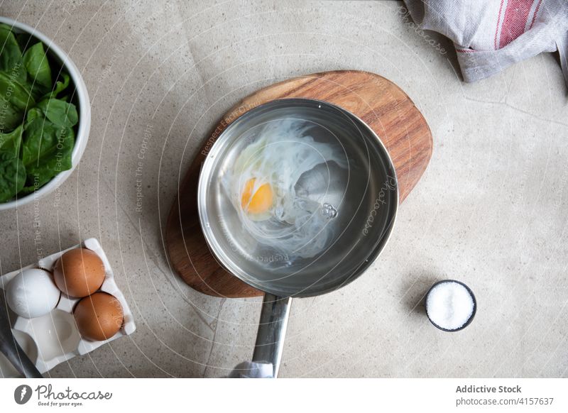 Zubereitung von pochierten Eiern im Kochtopf vorbereiten Prozess Lebensmittel Pfanne Wasser Küche Bestandteil Salz Rezept kulinarisch Ernährung Gastronomie
