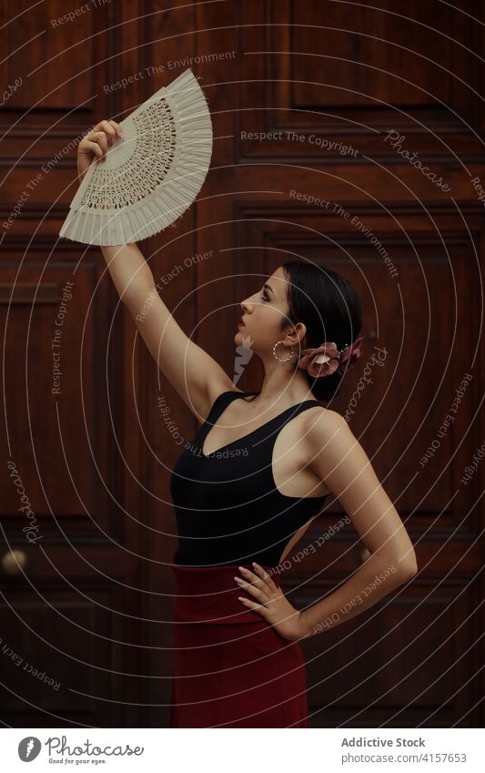 Elegante Frau mit Fächer beim Flamenco-Tanz Flamencotänzer Tänzer Ventilator ausführen Tanzen Tradition Leidenschaft elegant Anmut hispanisch jung sinnlich Stil