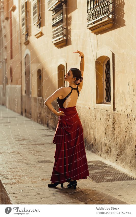Anmutige ethnische Frau tanzt Flamenco auf einer alten Straße Flamencotänzer Tänzer ausführen Tanzen Tradition Gebäude schlank Leidenschaft elegant gealtert