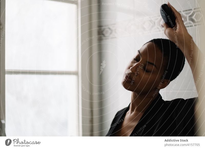 Schwarze Frau trimmen Haare zu Hause geschnitten Behaarung Trimmer heimwärts Bad Frisur kahl Vorschein ethnisch schwarz Afroamerikaner Unterwäsche Konzentration