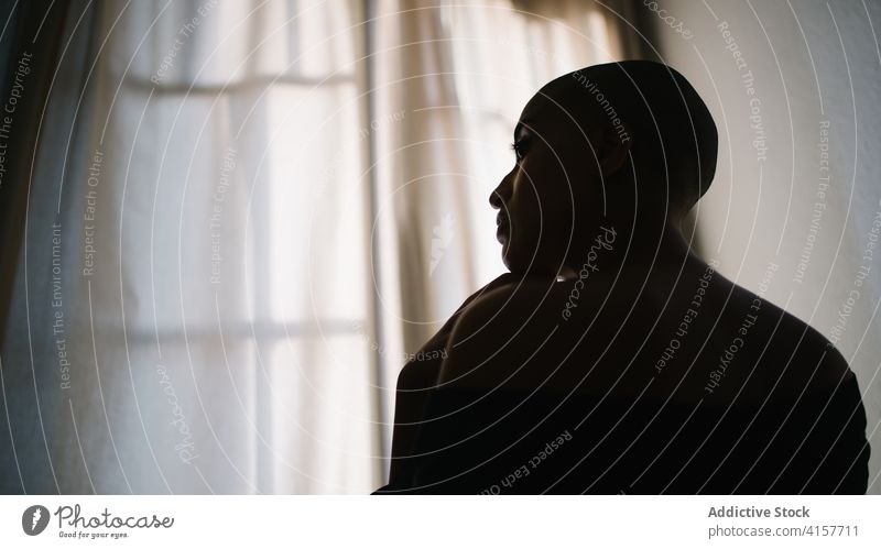 Ernste schwarze Frau im Handtuch zu Hause heimwärts Windstille sich[Akk] entspannen Gelassenheit ruhig Vorschein emotionslos dunkel ethnisch Afroamerikaner