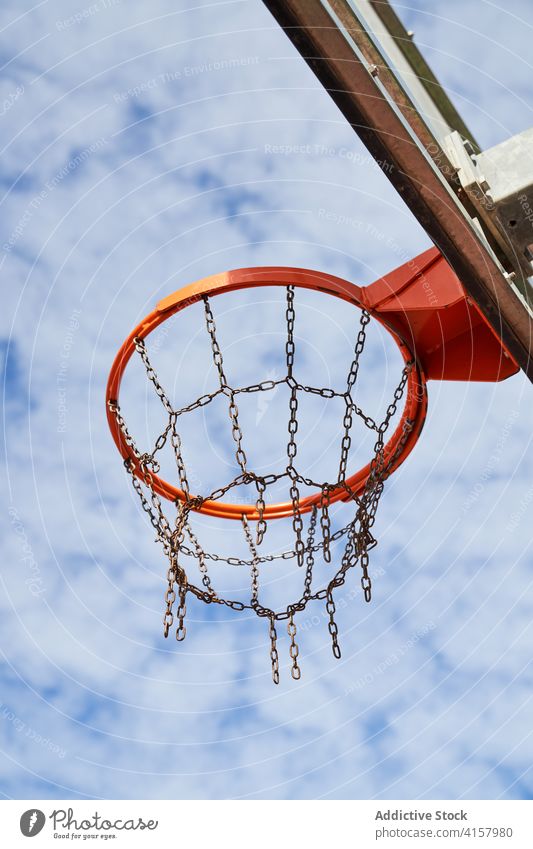 Basketballkorb mit Kettennetz Streetball Reifen anketten Netz Gericht Sportpark Spiel Aktivität Himmel wolkig Spielplatz Training Korb Gerät Metall Freizeit