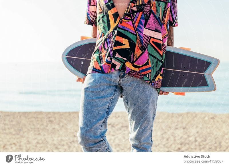 Stilvoller Mann mit Skateboard an der Strandpromenade Skater gesichtslos MEER Hipster Lifestyle trendy abschließen Beschnittansicht Aktivität Sommer jung