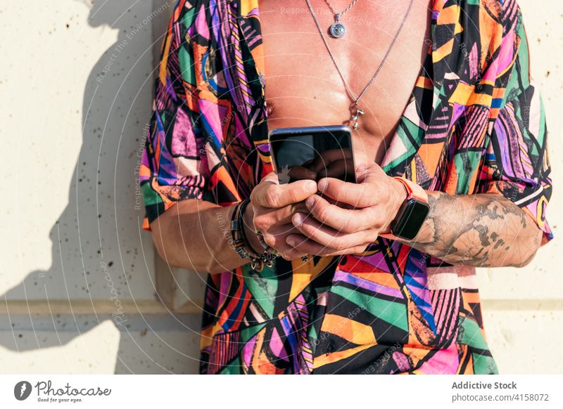 Junger Mann benutzt Smartphone im Park Hipster anonym soziale Netzwerke jung Skater trendy benutzend Nachricht männlich Mobile Gerät sonnig Telefon Browsen