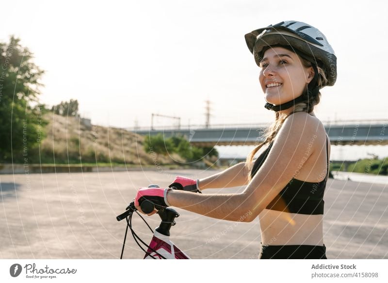 Fröhliche sportliche Frau mit Fahrrad Radfahrer Glück selbstbewusst Mitfahrgelegenheit Aktivität Übung heiter jung Schutzhelm Lifestyle Sport genießen Sommer