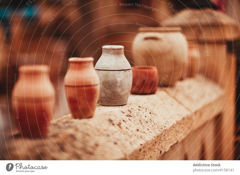 Tontöpfe auf einem Basar in der Stadt lokal Markt Topf Töpferwaren handgefertigt Sammlung verschiedene Keramik Souvenir Tradition Zaun Stein Reihe Ort