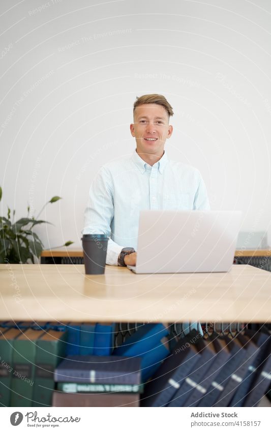 Konzentrierter Mann mit Laptop am Arbeitsplatz freiberuflich Unternehmer beschäftigt Inbetriebnahme Imbissbude Kaffee Arbeitsbereich männlich hölzern Tisch