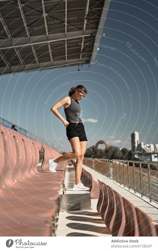 Sportliche Frau auf der Stadiontribüne Sportlerin aktiv Bestimmen Sie passen sportlich Training Fitness Übung Athlet Erholung schlank Wellness Lifestyle