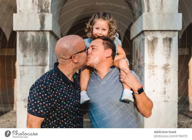 LGBT-Familie gemeinsam in der Stadt schwul Paar lgbt Kuss Männer Kind Vater Tochter Zusammensein Sommer Wochenende romantisch schließen Freiheit Partner gleich