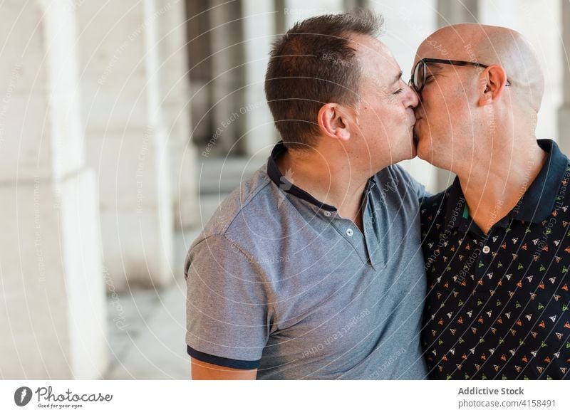 Verliebtes schwules Paar umarmt sich auf der Straße Männer Umarmung Homosexualität lgbt sich[Akk] entspannen Wochenende genießen Großstadt Zusammensein